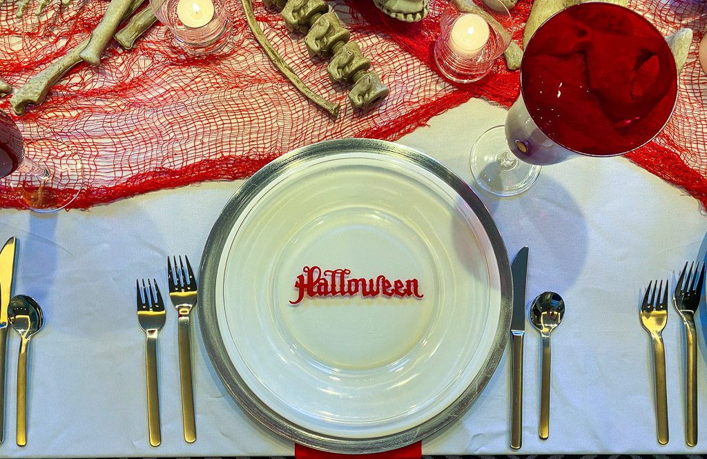 halloween centerpieces, halloween table decoration ideas, halloween table decor ideas, DIY Halloween table decor ideas, elegant Halloween table decor, Halloween centerpiece ideas, Halloween place setting, Halloween tablescape, Halloween tablescapes, Halloween tablescapes ideas, red and white Halloween tablsecape, red and white Halloween decor, red and white Halloween decorations, vampire tablescape