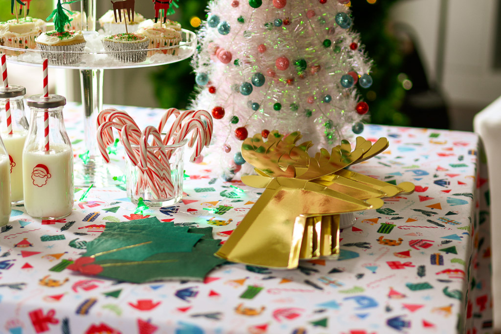 Christmas table, Christmas table decorations, Christmas table setting, Christmas table ideas, Christmas table, Christmas table decoration ideas, Christmas tablescape, Christmas table decoration ideas, National Cupcake Day, simple Christmas table decorations, DIY Christmas table decorations