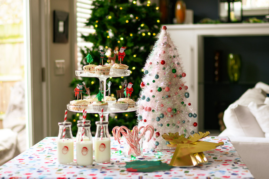 Christmas table, Christmas table decorations, Christmas table setting, Christmas table ideas, Christmas table, Christmas table decoration ideas, Christmas tablescape, Christmas table decoration ideas, National Cupcake Day, simple Christmas table decorations, DIY Christmas table decorations