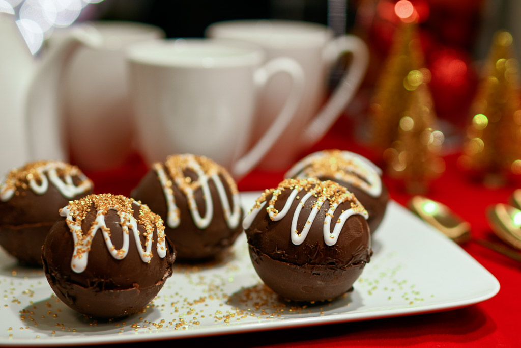 hot chocolate bombs, how to make hot chocolate bombs, hot chocolate bombs recipe, DIY hot chocolate bombs, hot cocoa bombs, hot cocoa bombs recipe, hot cocoa bombs molds, recipe for hot cocoa bombs, DIY hot cocoa bombs, DIY Christmas gifts, DIY Christmas gift ideas, DIY Christmas gifts idea, easiest DIY Christmas gifts, DIY Christmas gifts, national cocoa day