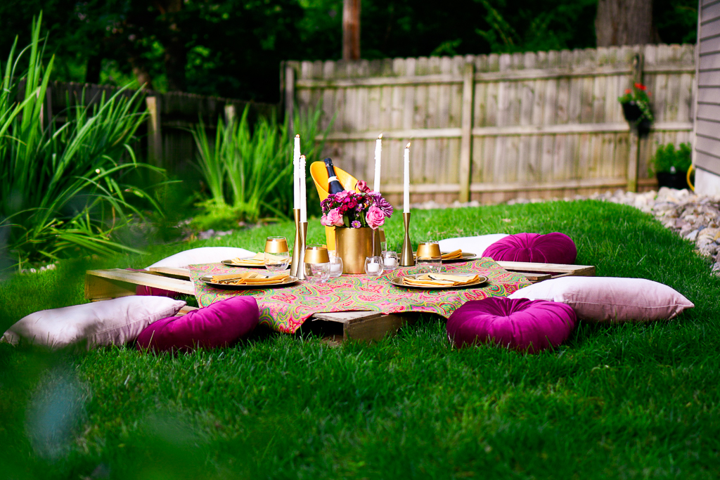 A gorgeous picnic setting with one of our cute picnic ideas using a wooden pallet as a picnic table.