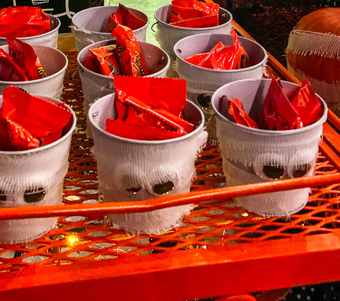 how to make mummy mini treat buckets, halloween treat bags ideas, ideas for Halloween treat bags, small halloween treat bags, small halloween treat bags, DIY halloween treat bags, do it yourself halloween treat bags, mummy halloween treat bags