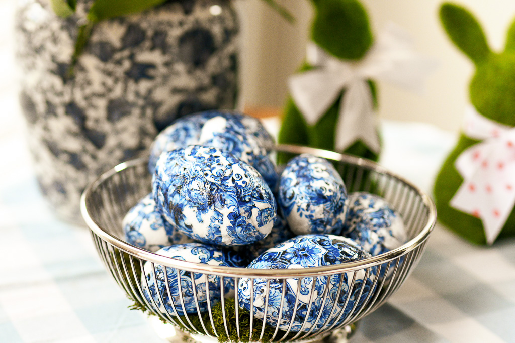 How to make chinoiserie eggs, blue and white eggs, chinoiserie easter decor, mod podge, easter table, easter decor, chinoiserie easter eggs, easter table, easter egg craft, easter display, wooden eggs, chinoiserie eggs, decoupage eggs